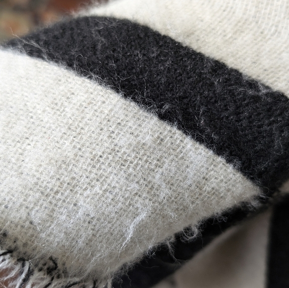 Marcus Adler Black & Cream Plaid Poncho Wrap Faux Fur OS - Picture 9 of 11